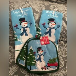 Christmas dish towels and potholders. 🎄🎄🎄🎄🎄